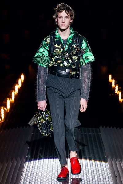 Look 16